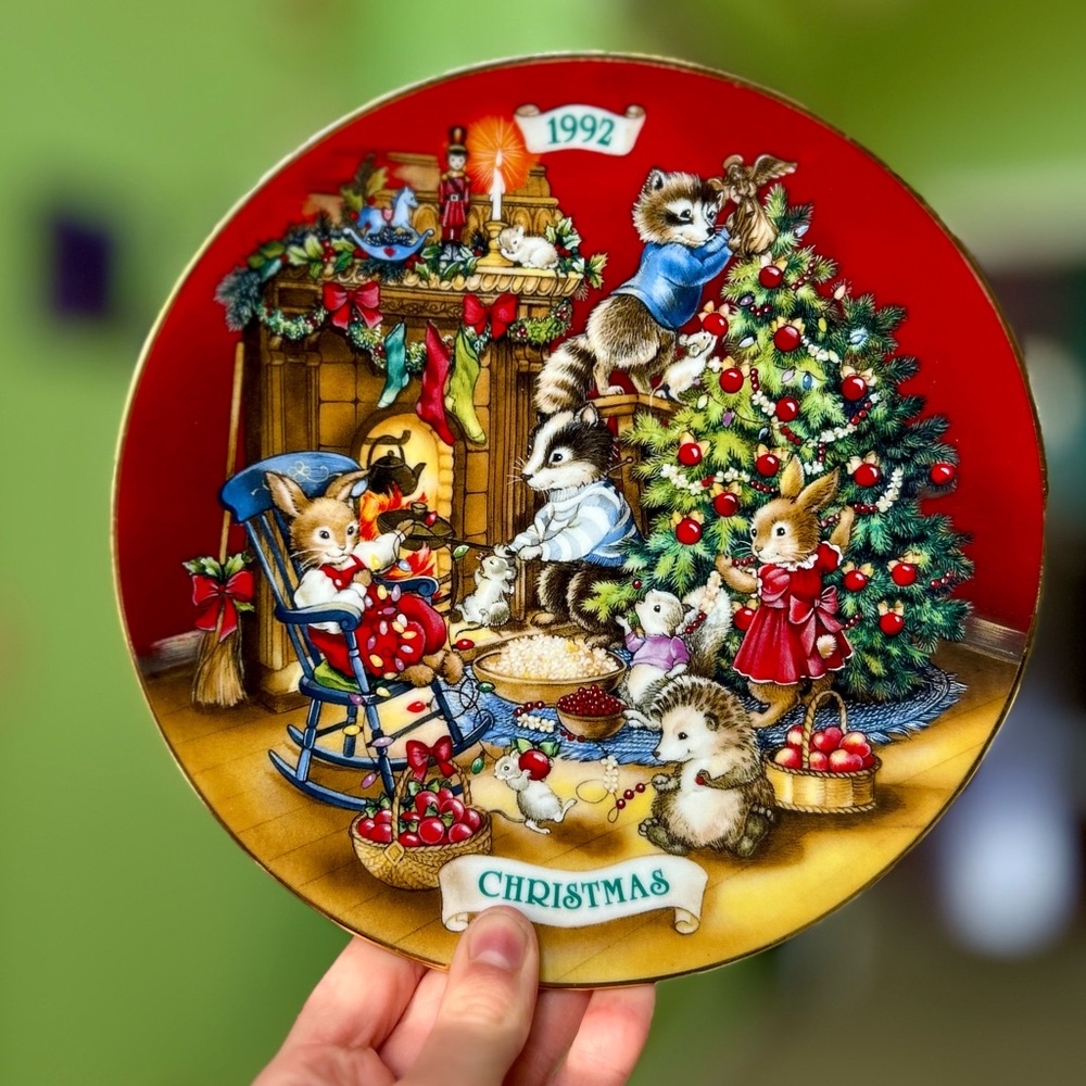 ❌SOLD 1992 Christmas Wall Hanging Plate Festive Holiday Art - Picture 6 of 6